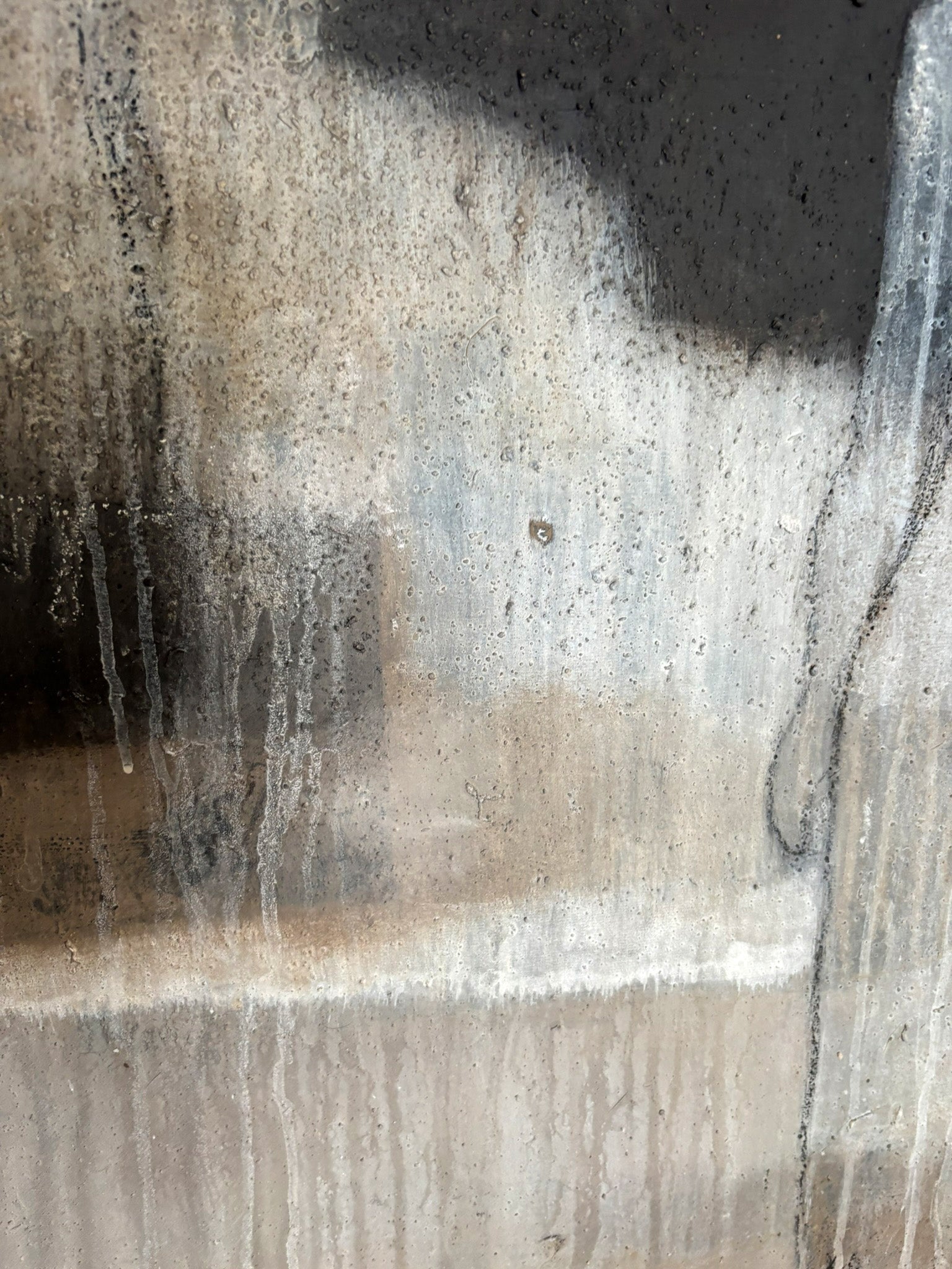 Helle Figur im Vordergrund, zwei dunkle Gestalten dahinter, Detail Weitergehen Cornelia Hauch