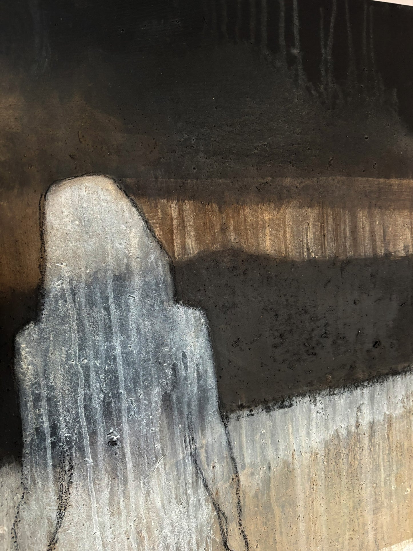 Stehende Figur aus Erdschichten freigelegt, abstraktes Gemälde Detail