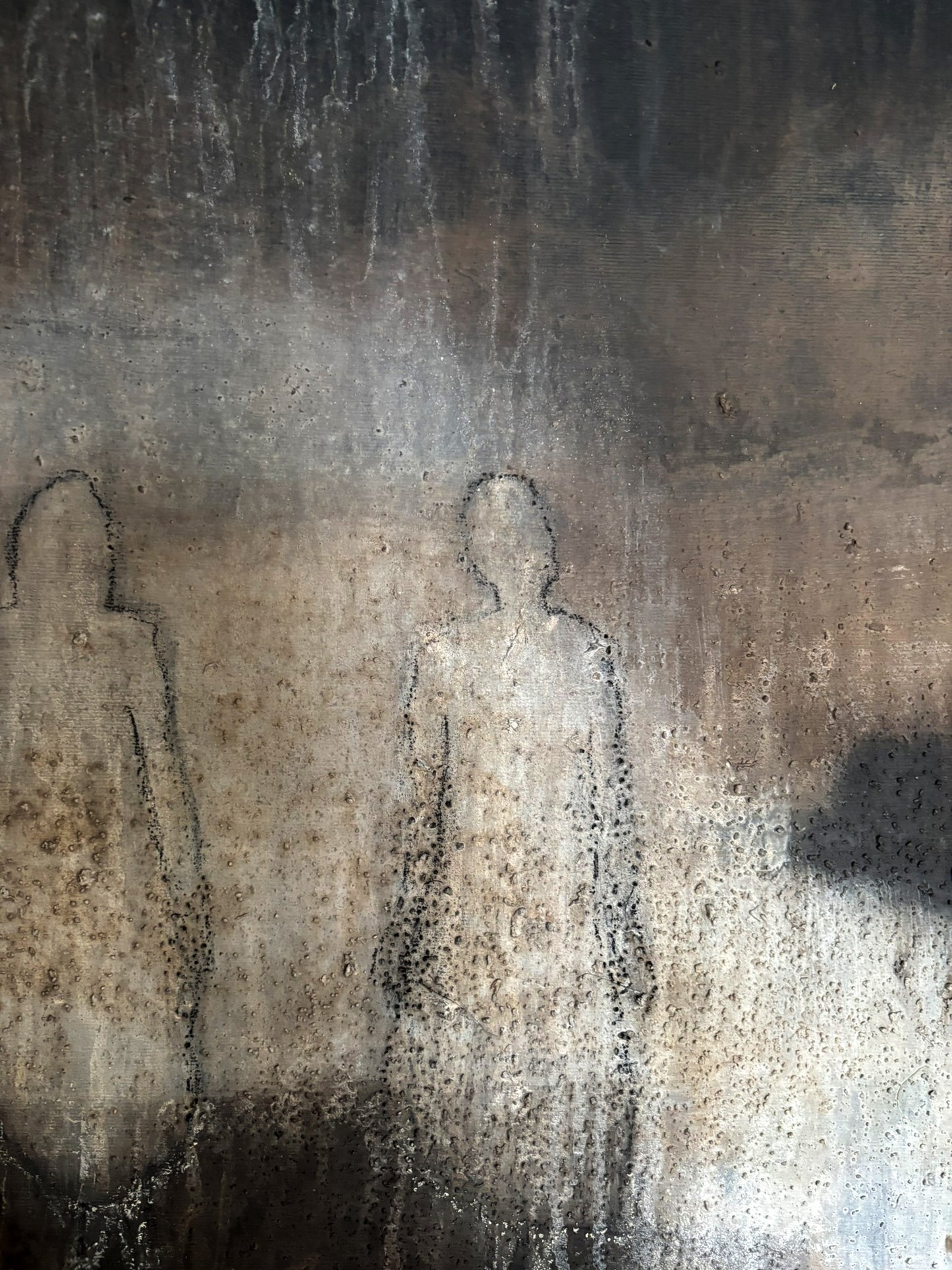 Drei Figuren zwischen geologischen Schichten, Erde und Asche, Detailansicht