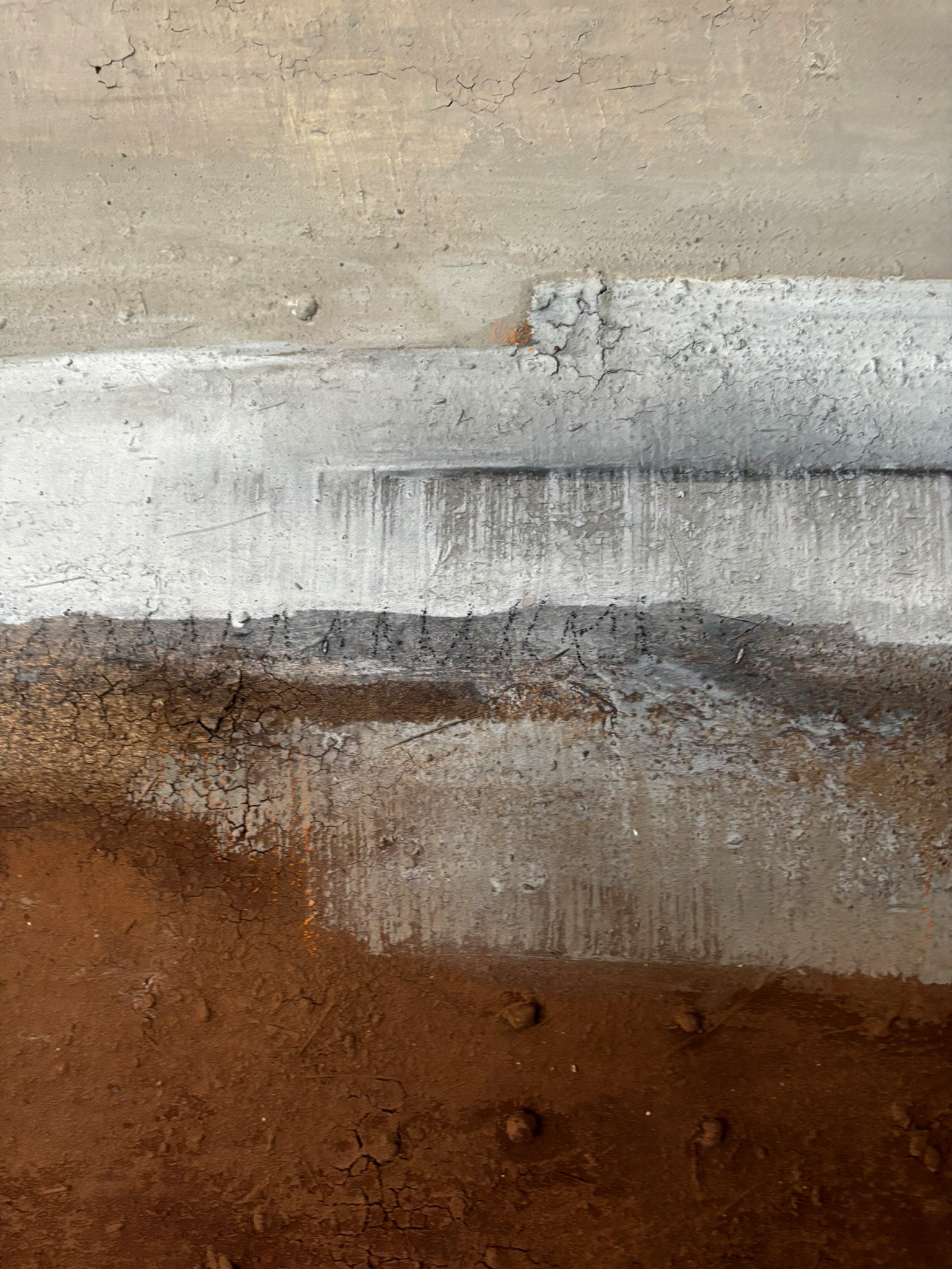 Abstraktes Gemälde in Terrakotta Beige und Weiß modernes Küsten-Design.