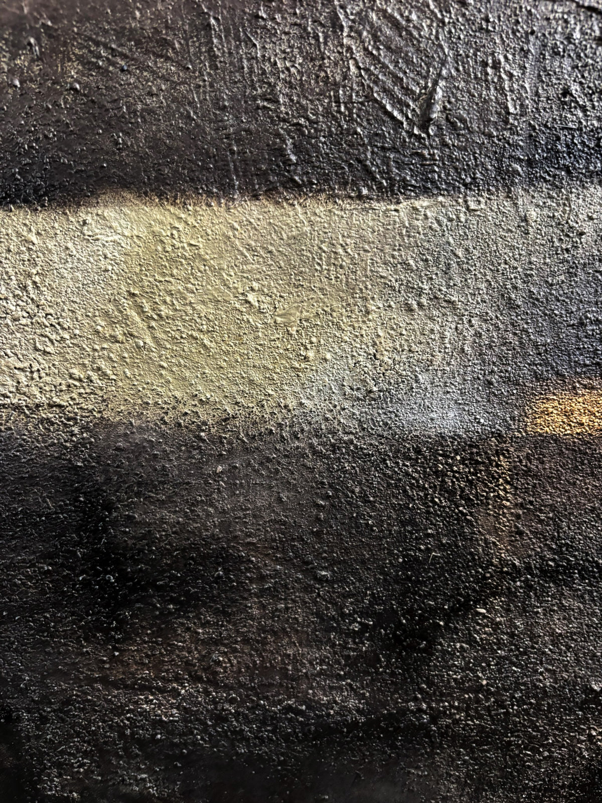 Dunkles Erdschichtenbild von Cornelia Hauch mit natürlichen Strukturen in Schwarz, Braun, Umbra und Beige