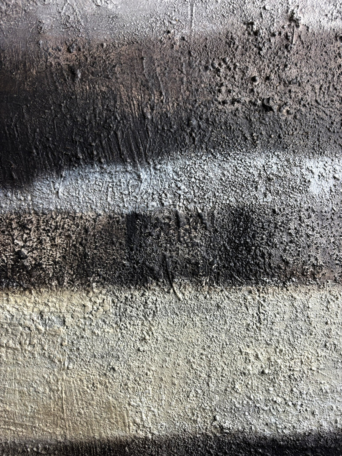 Abstrakte Materialkunst auf Leinwand mit erdigen Schichten und hellen Spuren – Original von Cornelia Hauch