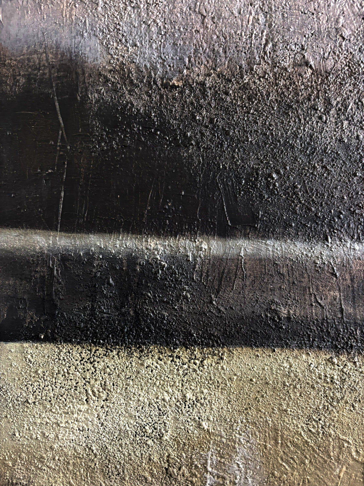 „Das Leuchten in der Tiefe“ – zeitgenössische abstrakte Kunst aus Naturmaterialien und Ölfarbe