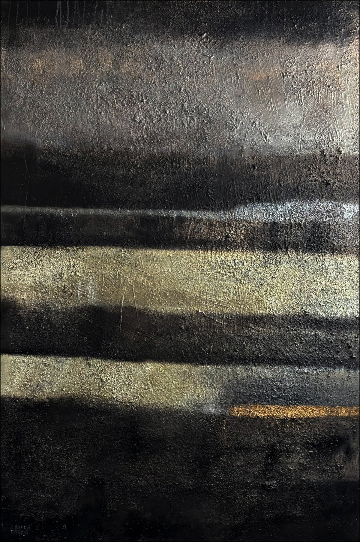 „Das Leuchten in der Tiefe“ von Cornelia Hauch – abstraktes Erdschichtenbild in Schwarz, Umbra und Beige, 120 × 80 cm