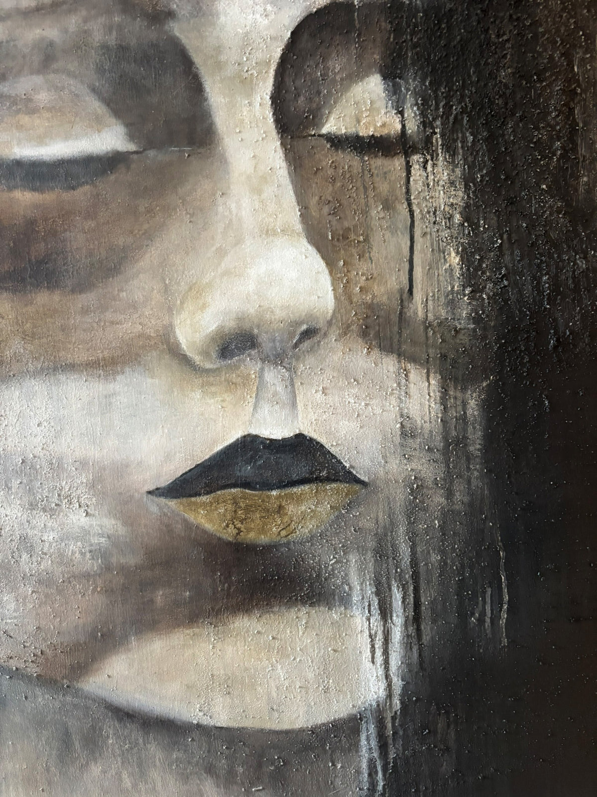 Zeitgenössische Materialkunst mit Figur, Erde und Asche in reduzierten Naturtönen