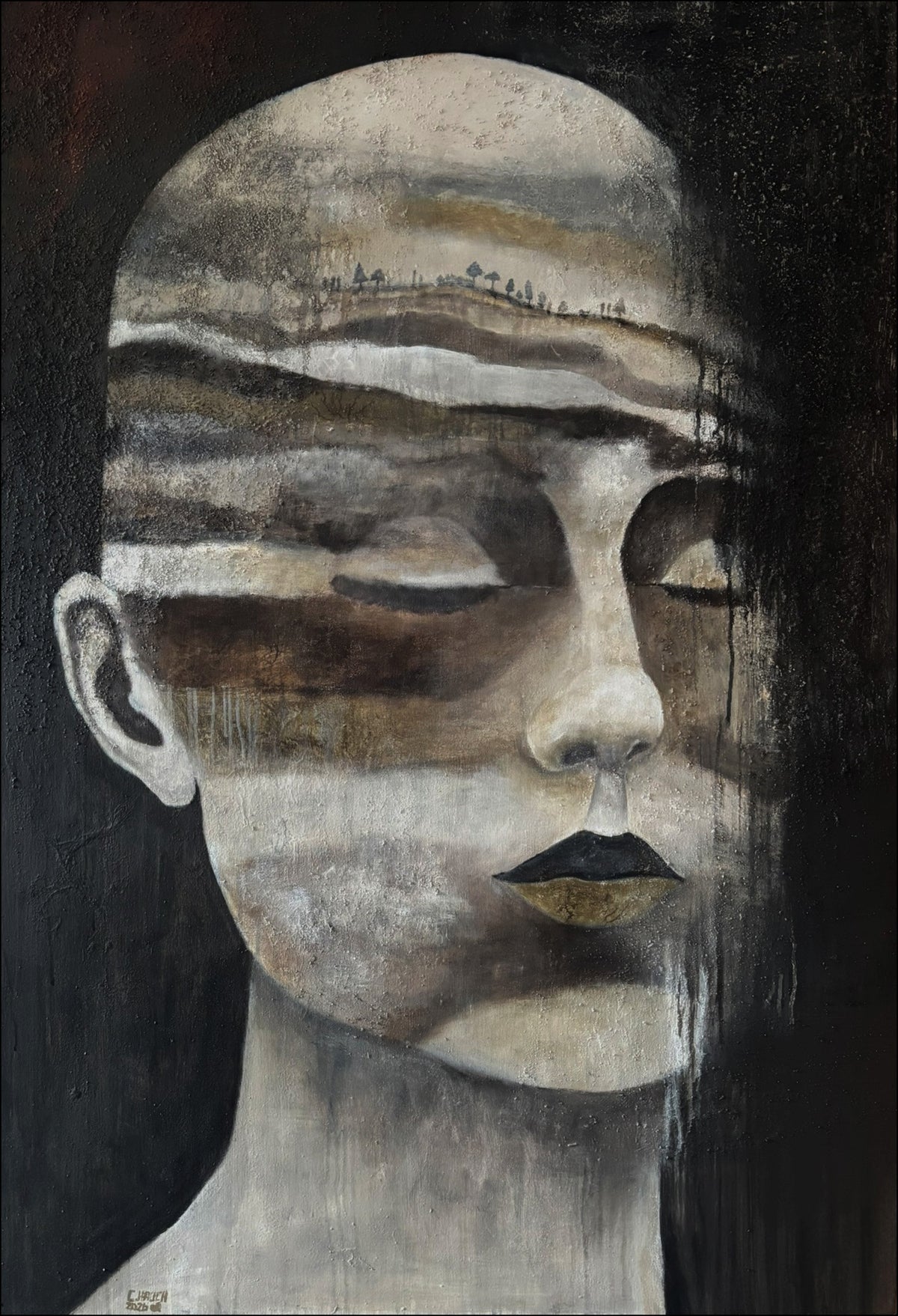 Abstraktes Mixed-Media-Gemälde eines großen, ruhenden Frauengesichts mit geschlossenen Augen vor tiefschwarzem Hintergrund. Erdige Schichten in Beige, Braun, Rost, Grau und Schwarz durchziehen das Gesicht wie Sedimente und Landschaftsspuren. Auf der Stirn erscheint eine feine Silhouette kleiner Bäume, während Teile des Gesichts in dunklen, herablaufenden Strukturen verschwinden. Das Werk verbindet Mensch, Erde und Natur und vermittelt eine stille, zugleich geheimnisvolle Atmosphäre.
