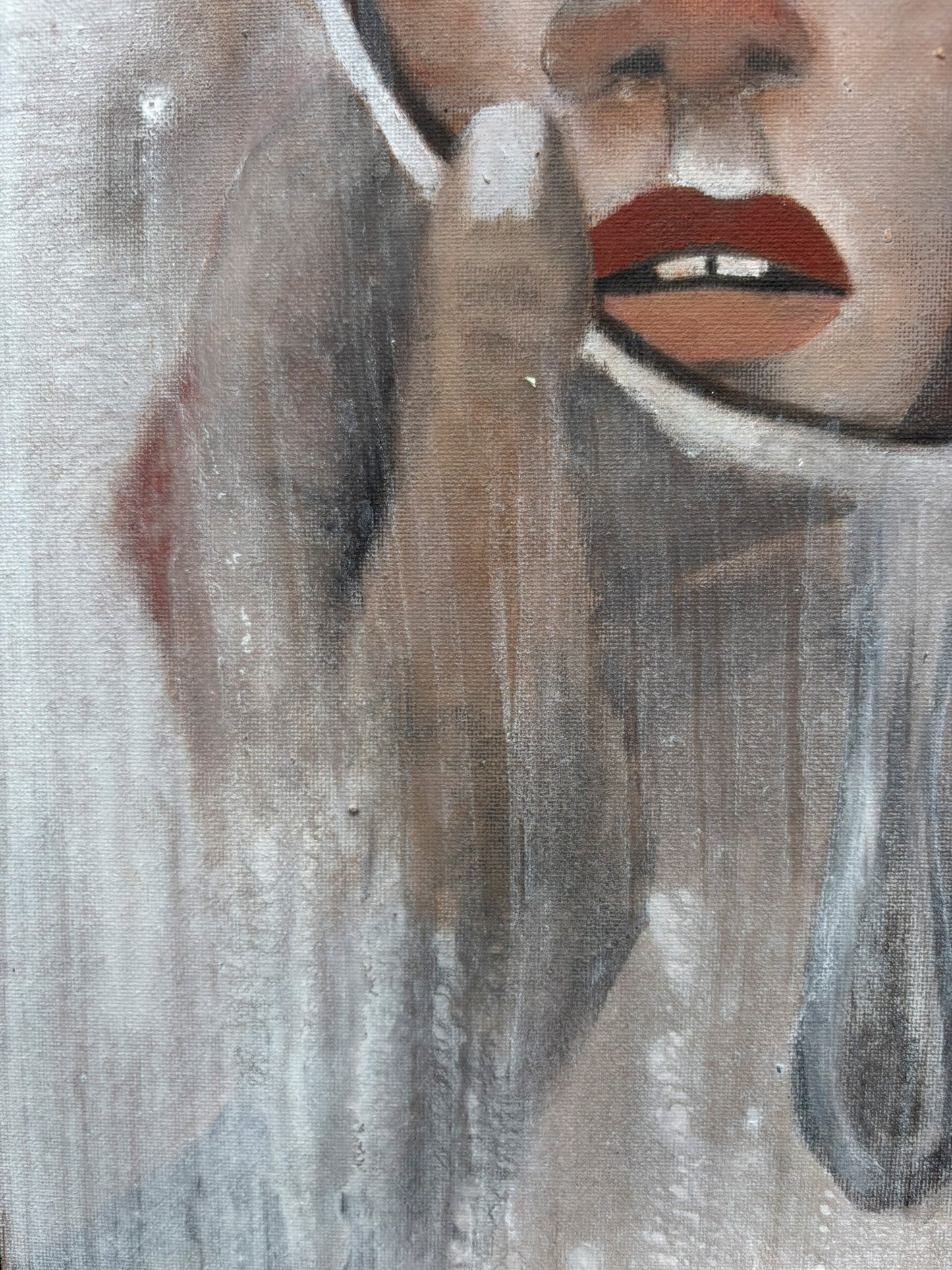 Frauenfigur mit nach innen gerichtetem Blick und klarer Bildstruktur