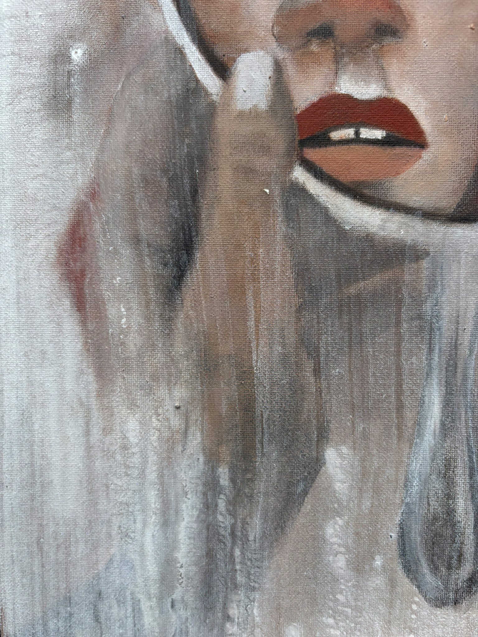 Frauenfigur mit nach innen gerichtetem Blick und klarer Bildstruktur
