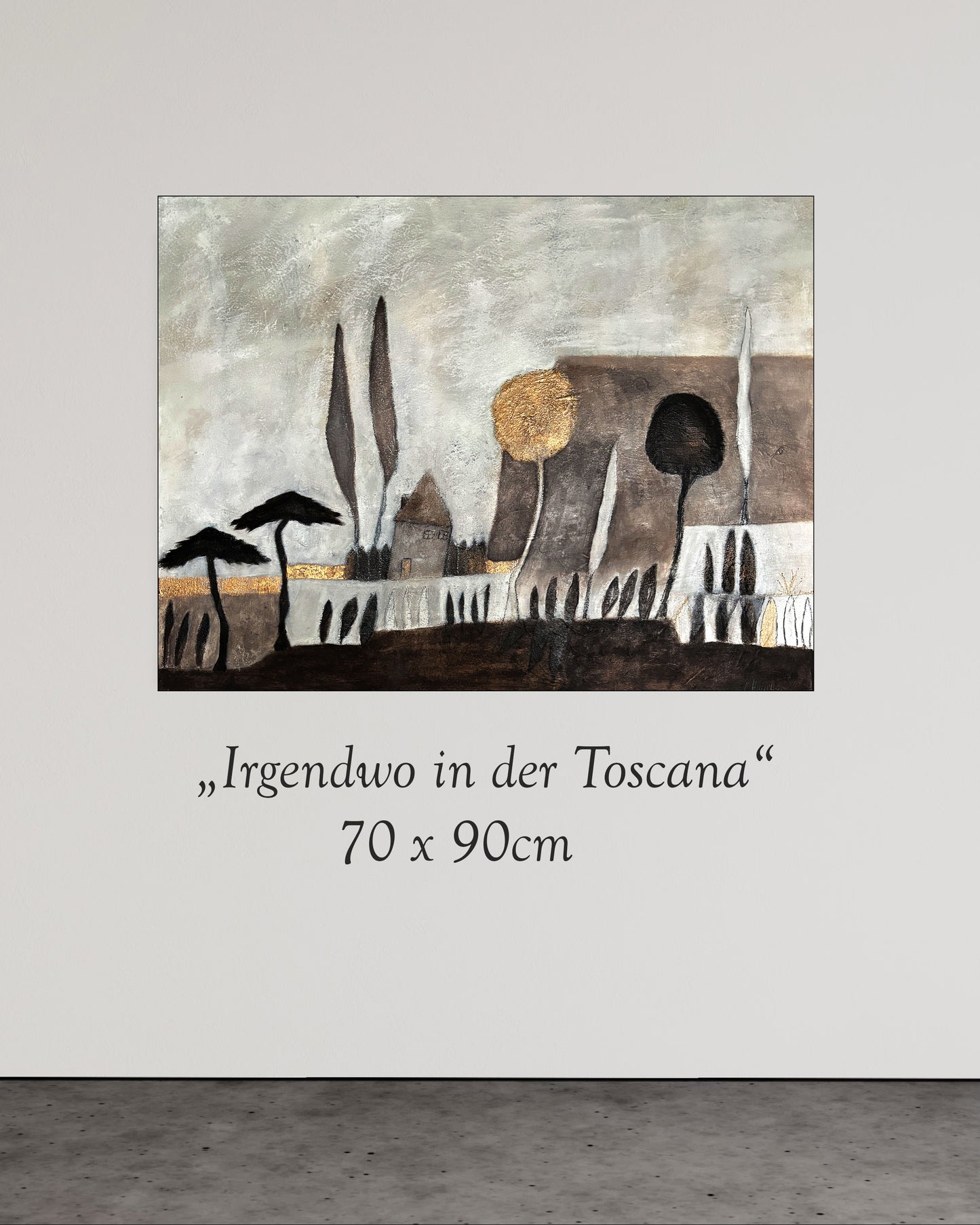 Abstraktes Landschaftsgemälde in Erdtönen mit Goldakzenten, Zypressen und Häusern – Originalkunst von Cornelia Hauch.