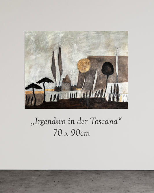 Abstraktes Landschaftsgemälde in Erdtönen mit Goldakzenten, Zypressen und Häusern – Originalkunst von Cornelia Hauch.