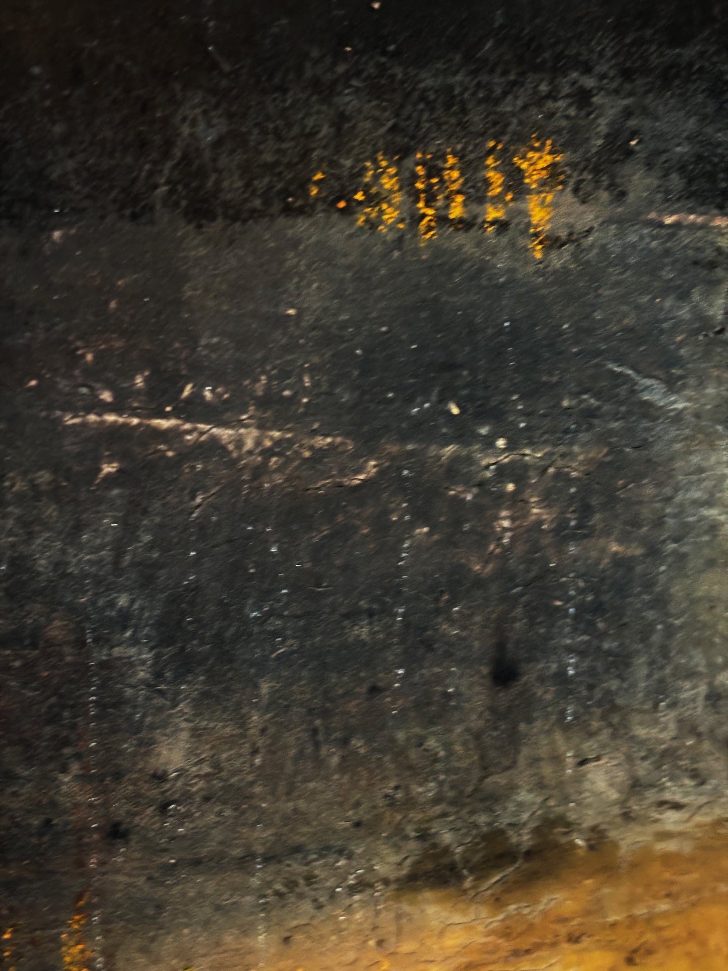 Handgemaltes Strukturbild mit Erdpigmenten und Sand, Motiv nordische Häuserzeile hinterm Deich.