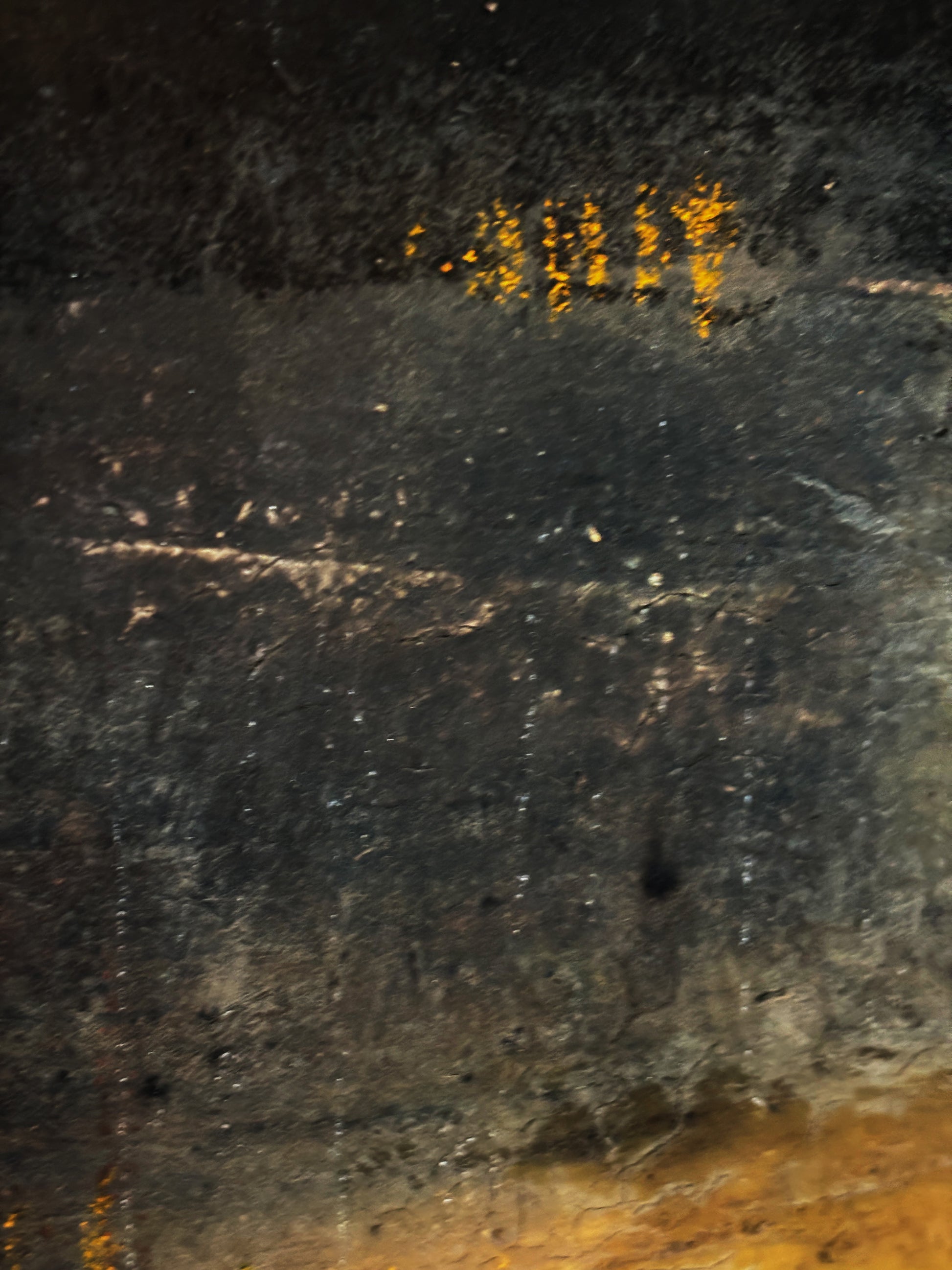 Handgemaltes Strukturbild mit Erdpigmenten und Sand, Motiv nordische Häuserzeile hinterm Deich.