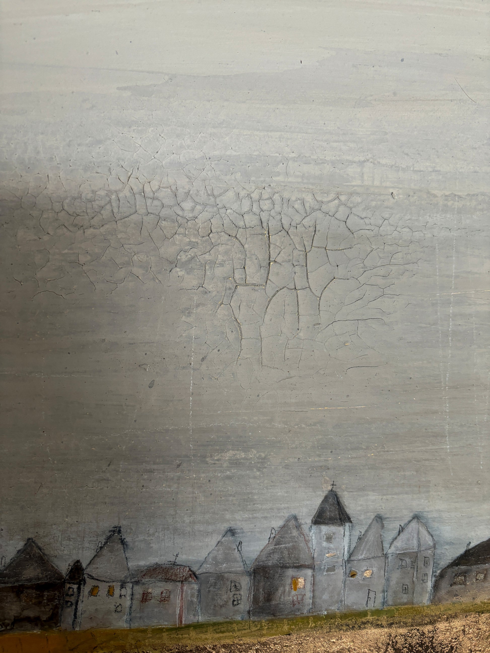 Detailansicht Craquelé-Struktur: Feine Risse im grauen Himmel eines abstrakten Ölgemäldes mit Küstenmotiv.