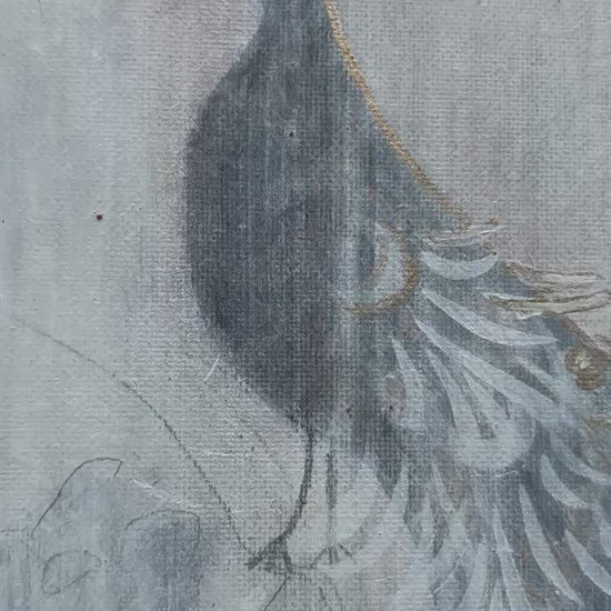 Abstraktes Gemälde mit erdigen Strukturen und einem symbolischen Pfau, das das Thema Ideenklau und Fremdfedern emotional darstellt