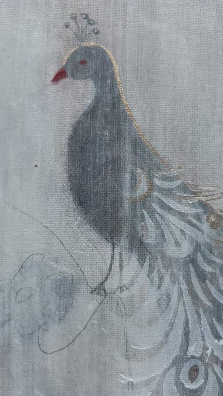 Abstraktes Gemälde mit erdigen Strukturen und einem symbolischen Pfau, das das Thema Ideenklau und Fremdfedern emotional darstellt