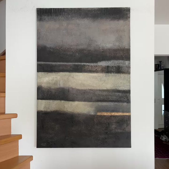 Video von „Das Leuchten in der Tiefe“ – abstraktes Erdschichtenbild von Cornelia Hauch mit Erde, Asche, Naturpigmenten und Ölfarbe auf Leinwand.
