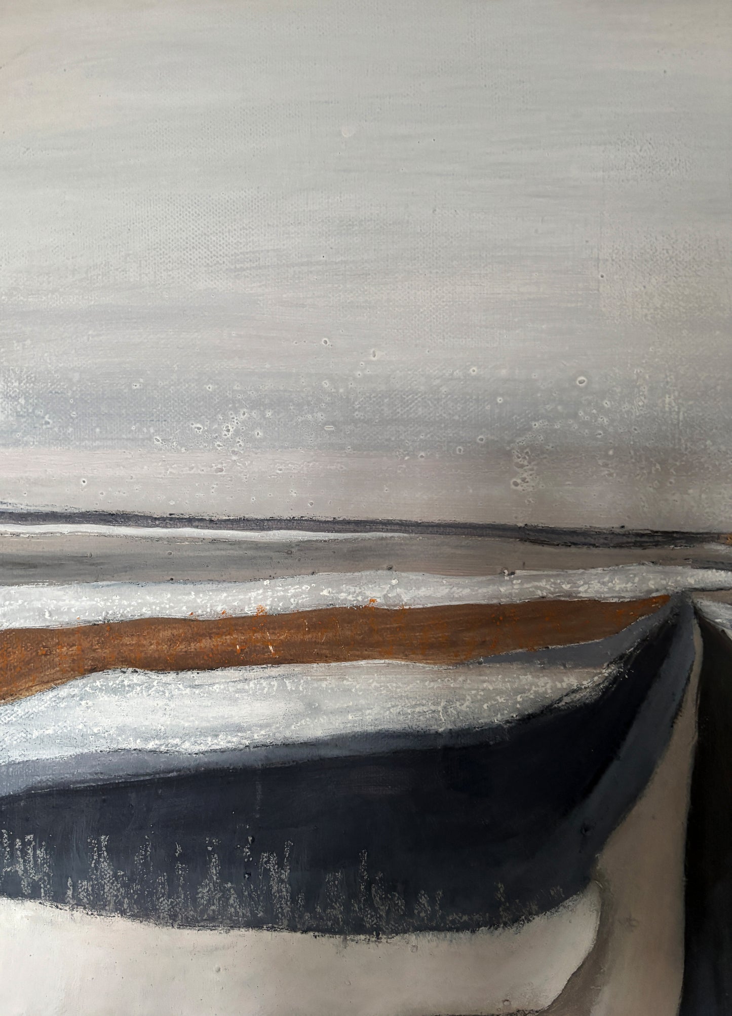 „Sanfte Farbübergänge in kühlem Blau, Grau und erdigen Nuancen eines abstrakten Landschaftsbildes.“