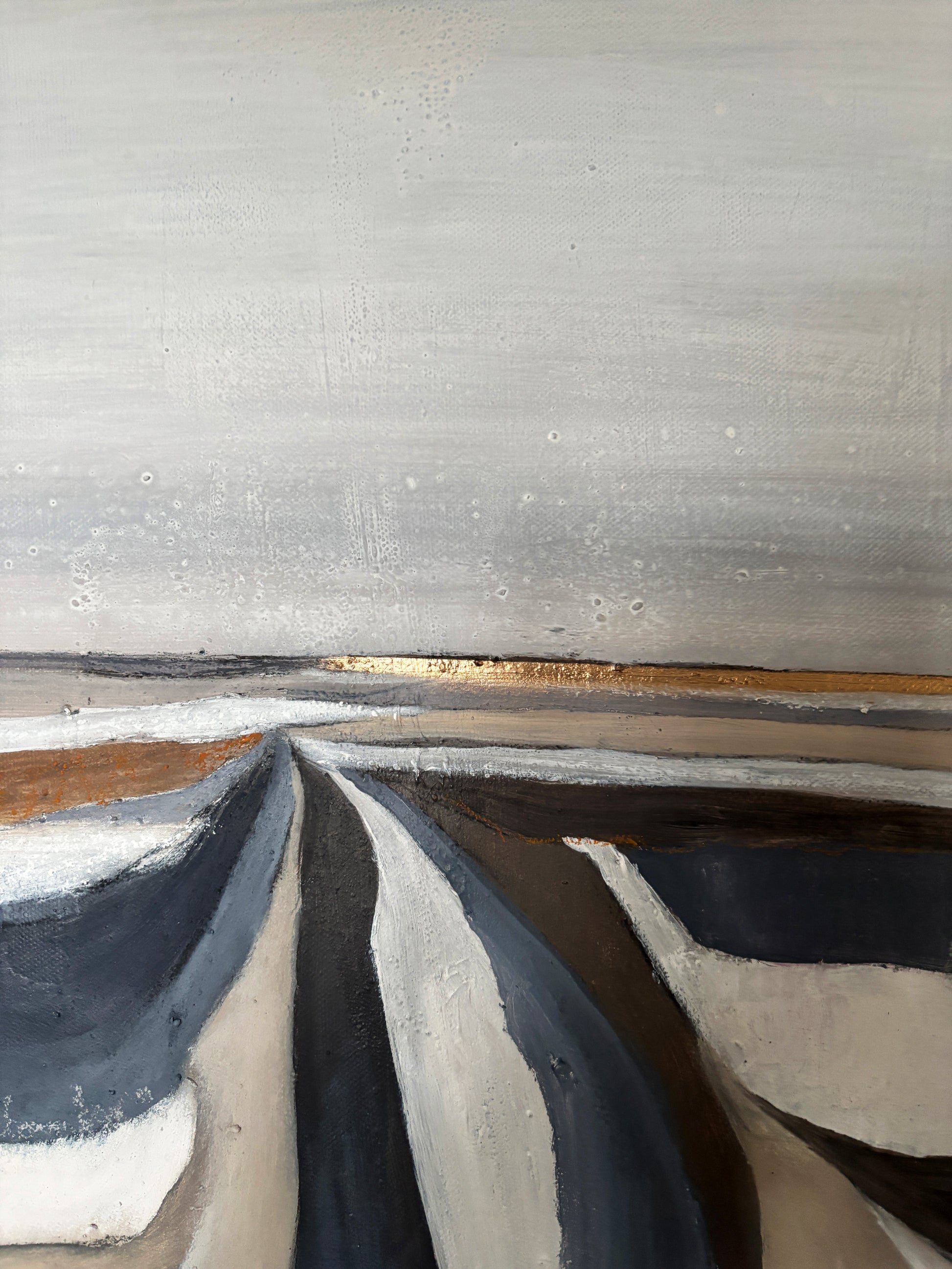 „Strukturreiche Mischtechnik in Weiß- und Beigetönen einer abstrahierten Winterlandschaft auf Leinwand.“