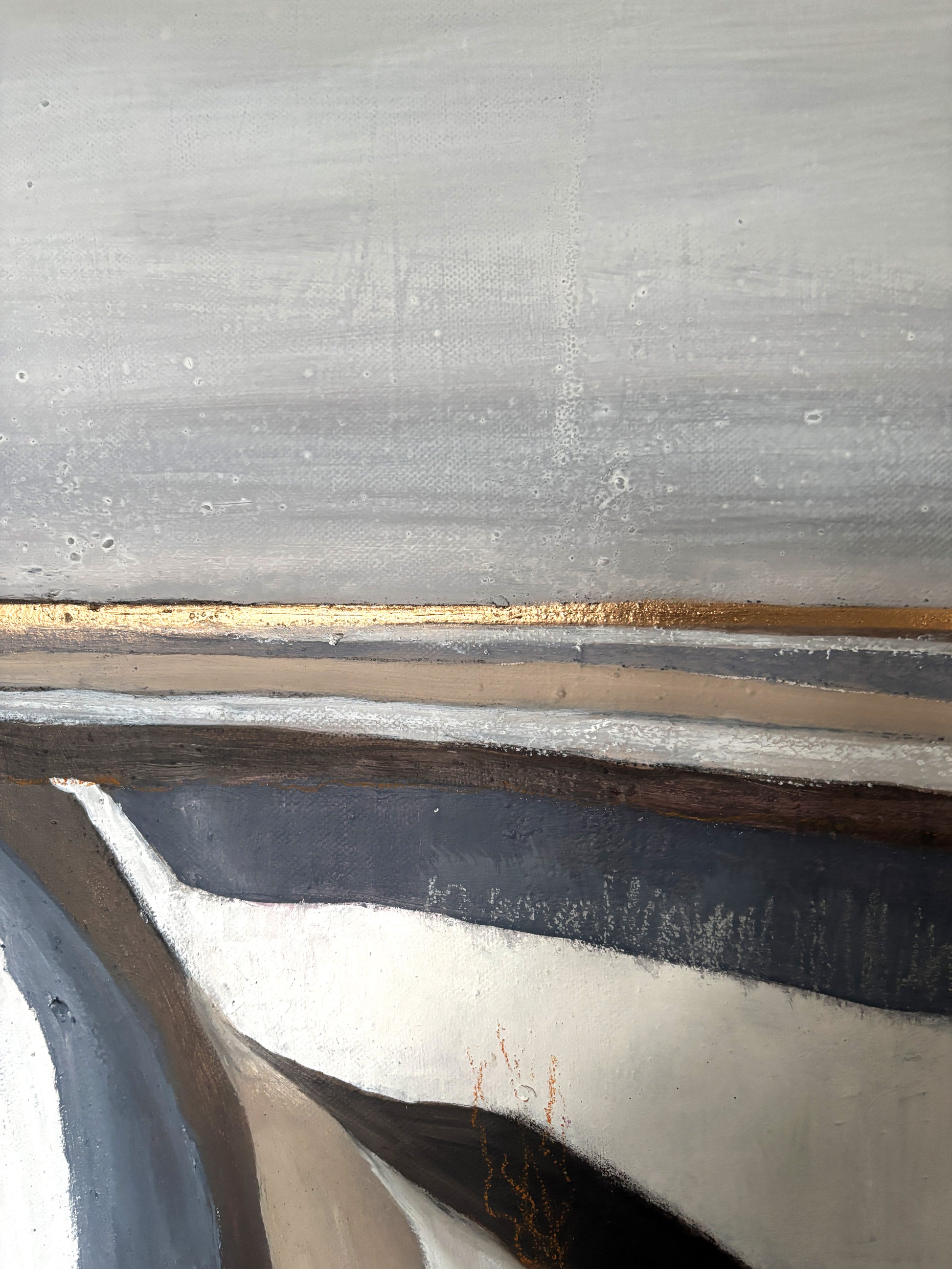 „Detailansicht der Leinwandstruktur des Gemäldes Winterfelder mit pastosen Acryl- und Ölfarben.“